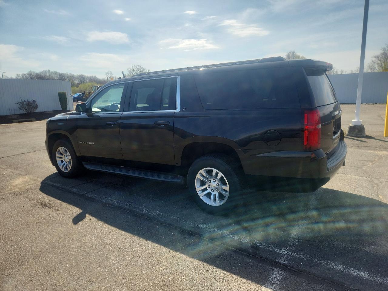 2017 CHEVROLET SUBURBAN, VIN 1GNSKHKC6HR198512 — Photo 2