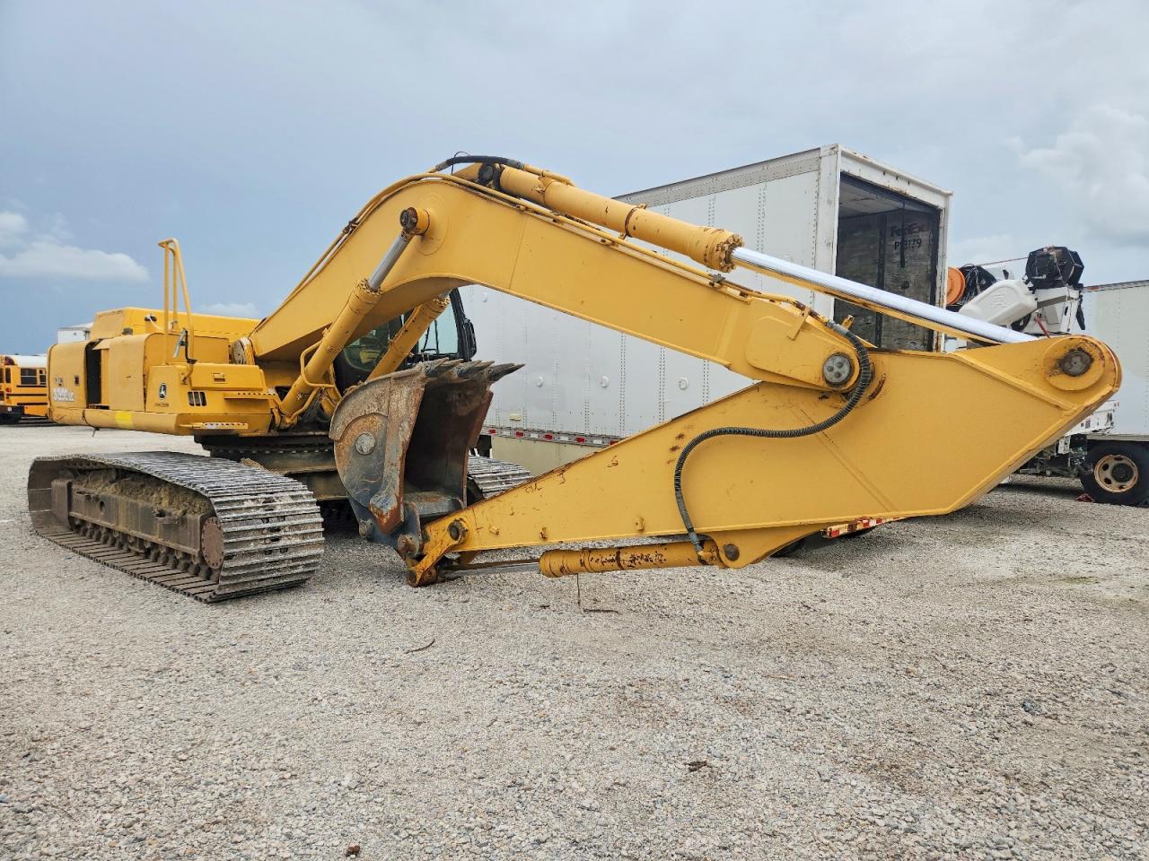 2005 JOHN DEERE 330 — VIN FF330CX804564 — Copart photograph