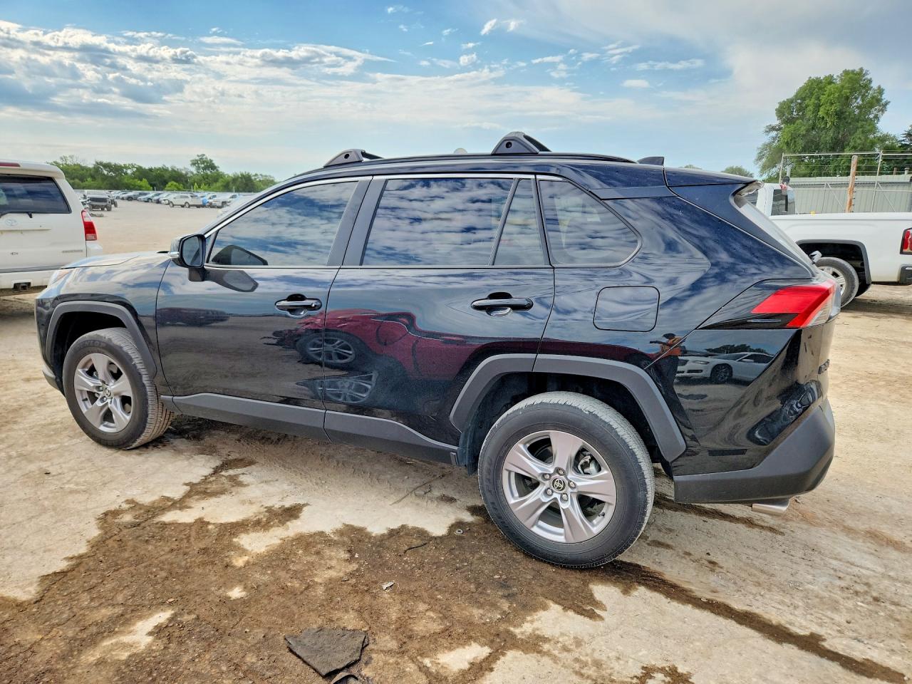 2025 TOYOTA RAV4, VIN JTMP1RFV8SJ044652 — Photo 2