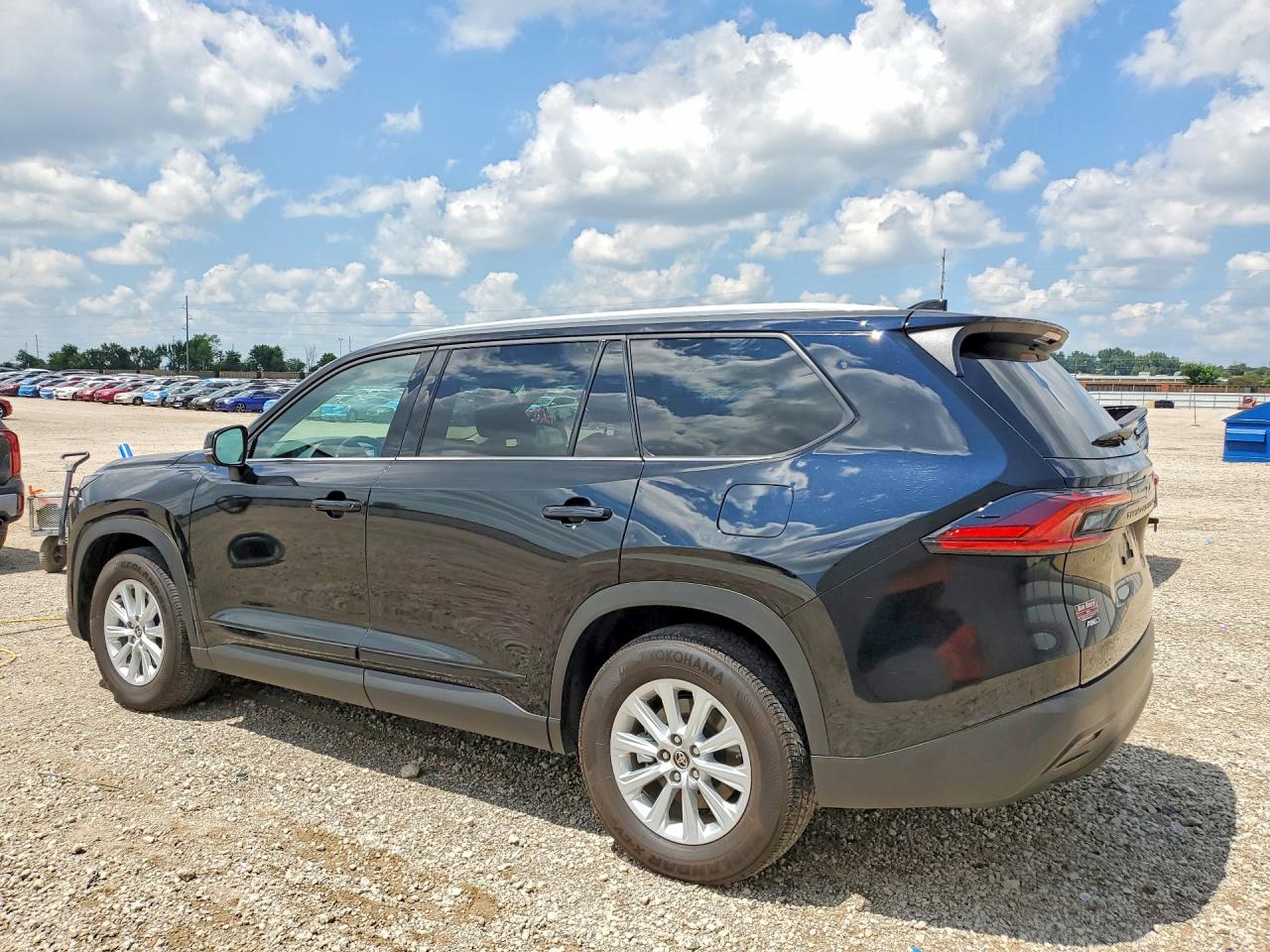 2025 TOYOTA GRAND HIGHLANDER, VIN 5TDAAAB51SS070655 — Photo 2