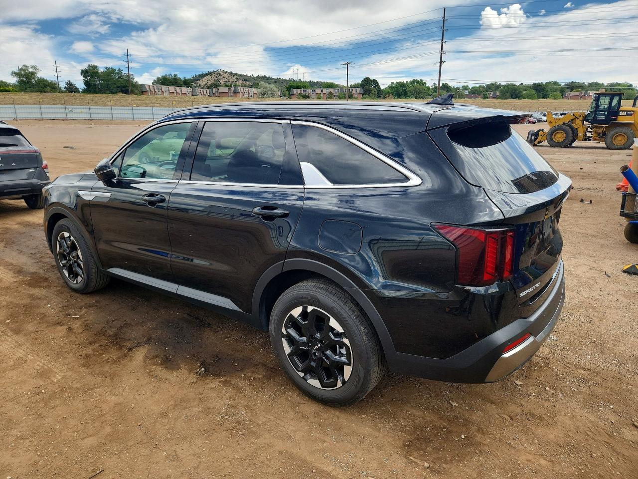 2025 KIA SORENTO, VIN 5XYRL4JC8SG316483 — Photo 2