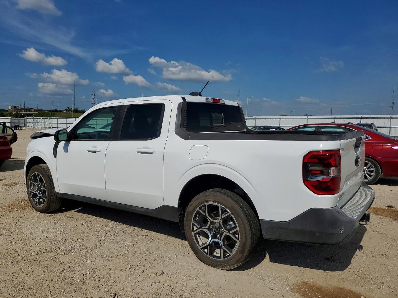 2025 FORD MAVERICK, VIN 3FTTW8SA6SRB34563 — Photo 2