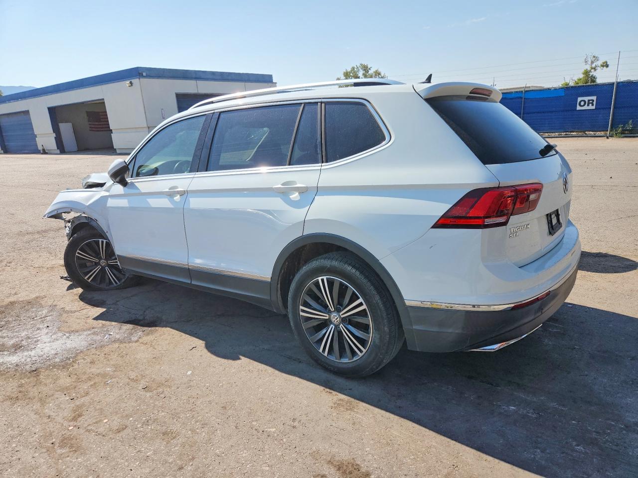 2018 VOLKSWAGEN TIGUAN, VIN 3VV3B7AX2JM161851 — Photo 2
