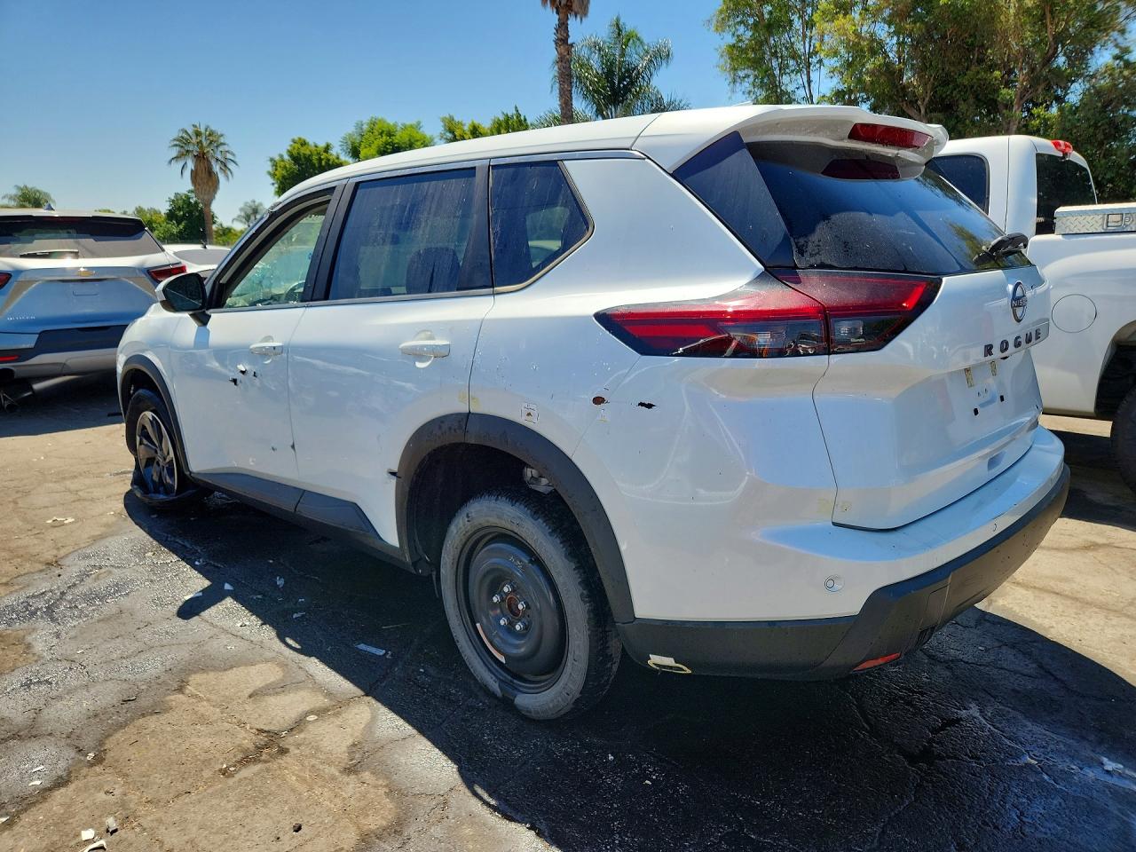 2025 NISSAN ROGUE, VIN 5N1BT3BA9SC779337 — Photo 2