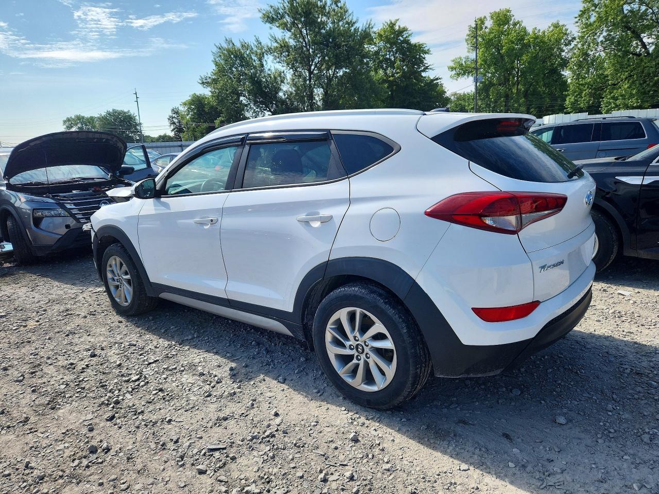 2017 HYUNDAI TUCSON, VIN KM8J3CA42HU324615 — Photo 2