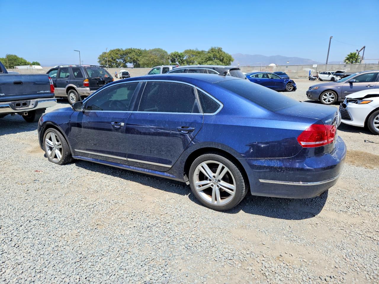 2015 VOLKSWAGEN PASSAT, VIN 1VWBT7A31FC087963 — Photo 2