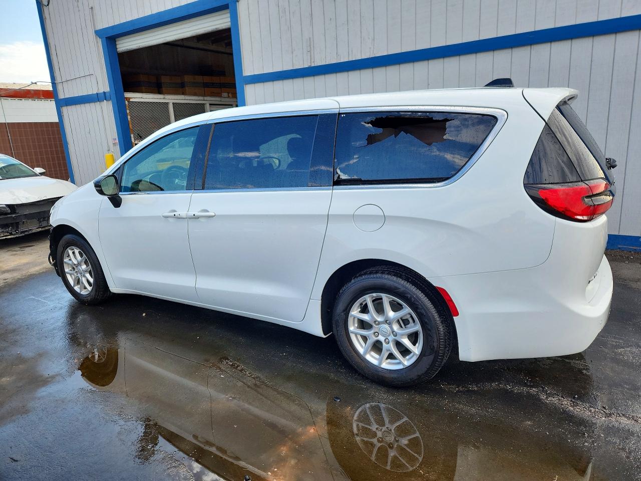 2025 CHRYSLER PACIFICA, VIN 2C4RC1BG7SR612462 — Photo 2