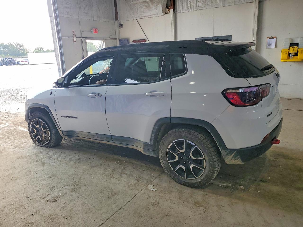 2025 JEEP COMPASS, VIN 3C4NJDDN5ST564524 — Photo 2