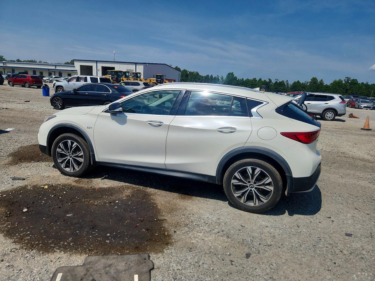 2018 INFINITI QX30, VIN SJKCH5CR2JA041770 — Photo 2
