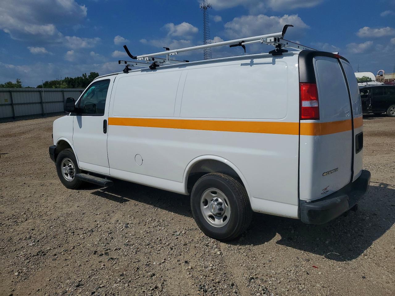 2025 CHEVROLET EXPRESS 2500, VIN 1GCWGAFP9S1273340 — Photo 2