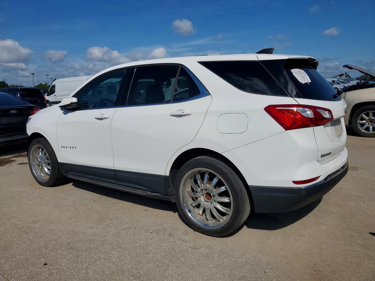 2019 CHEVROLET EQUINOX, VIN 2GNAXKEV7K6170504 — Photo 2