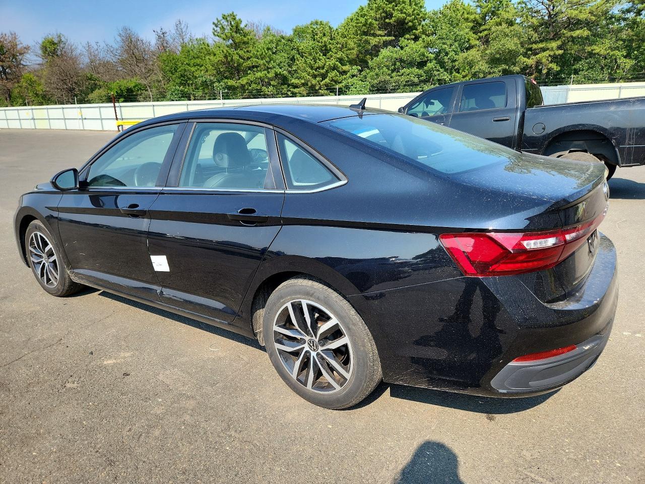 2025 VOLKSWAGEN JETTA, VIN 3VW7X7BU1SM055038 — Photo 2