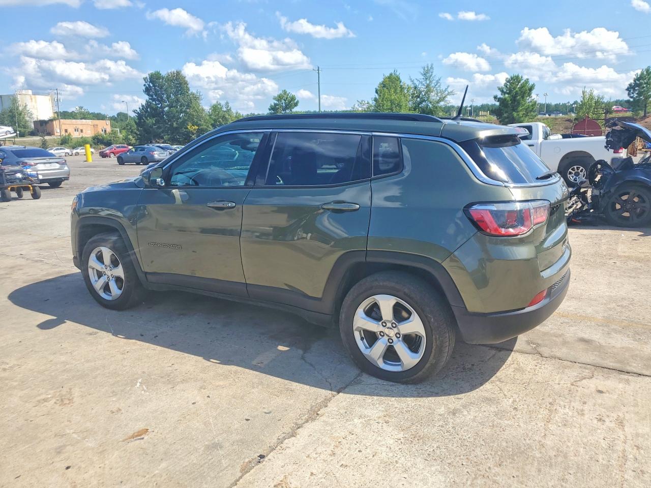 2018 JEEP COMPASS, VIN 3C4NJCBBXJT227428 — Photo 2