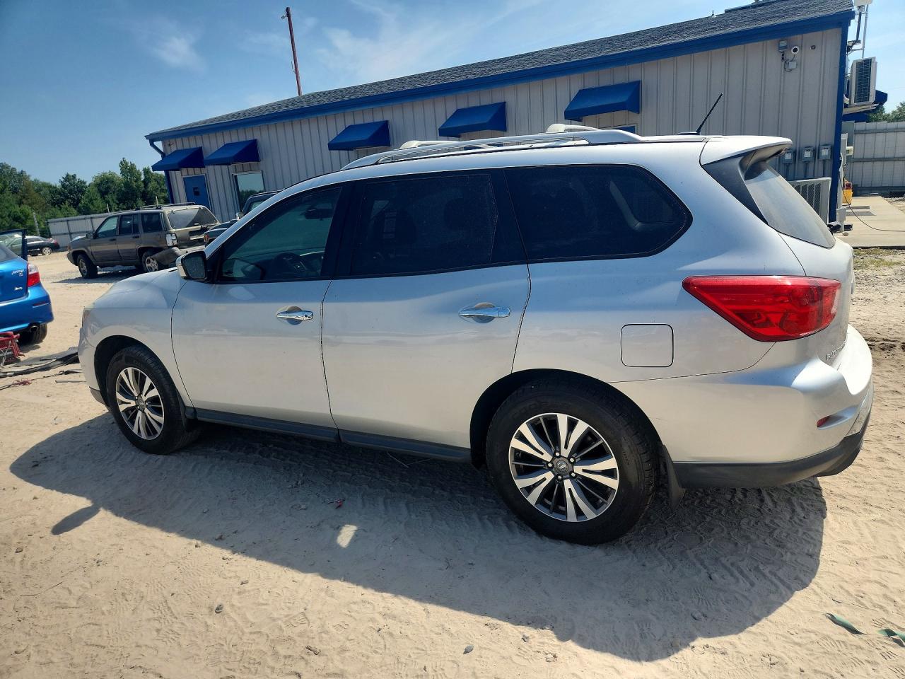 2017 NISSAN PATHFINDER, VIN 5N1DR2MN6HC674247 — Photo 2