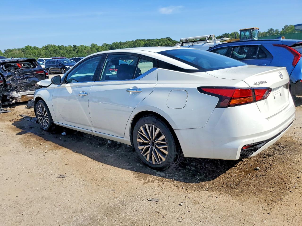 2025 NISSAN ALTIMA, VIN 1N4BL4DV8SN375370 — Photo 2