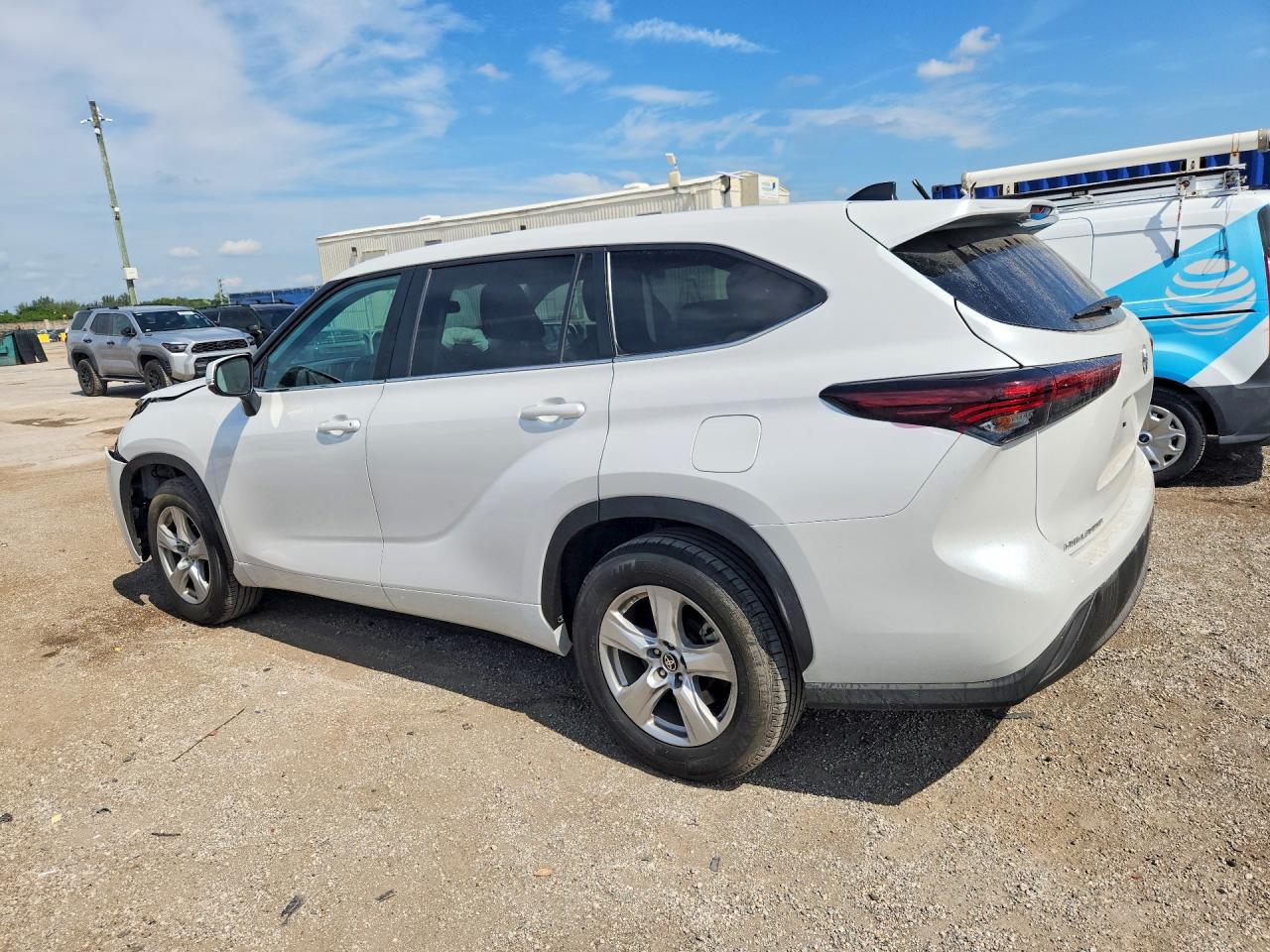 2025 TOYOTA HIGHLANDER, VIN 5TDKDRAH2SS550709 — Photo 2