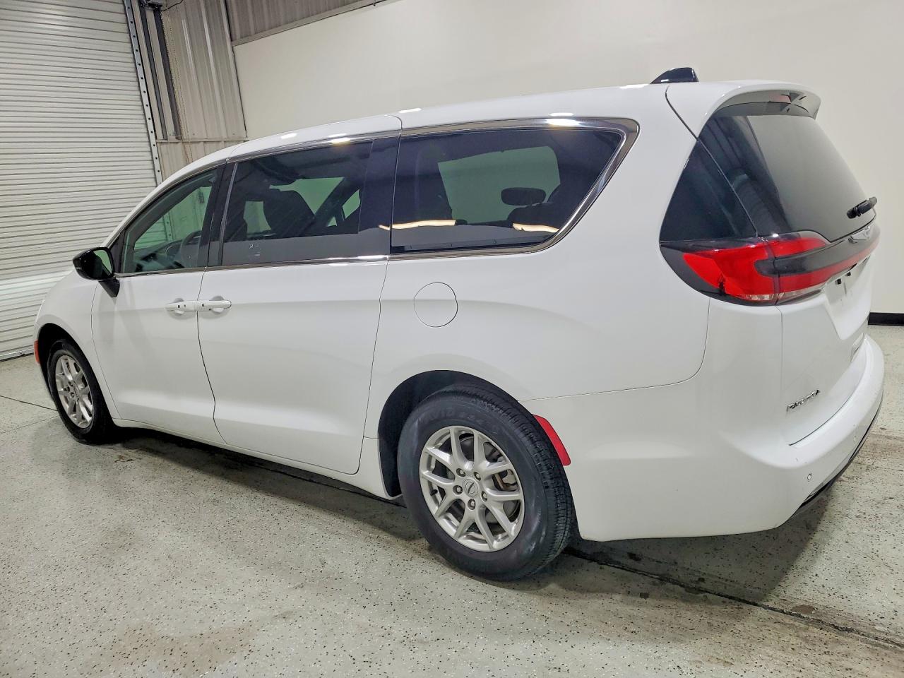 2025 CHRYSLER PACIFICA, VIN 2C4RC1BG8SR503993 — Photo 2