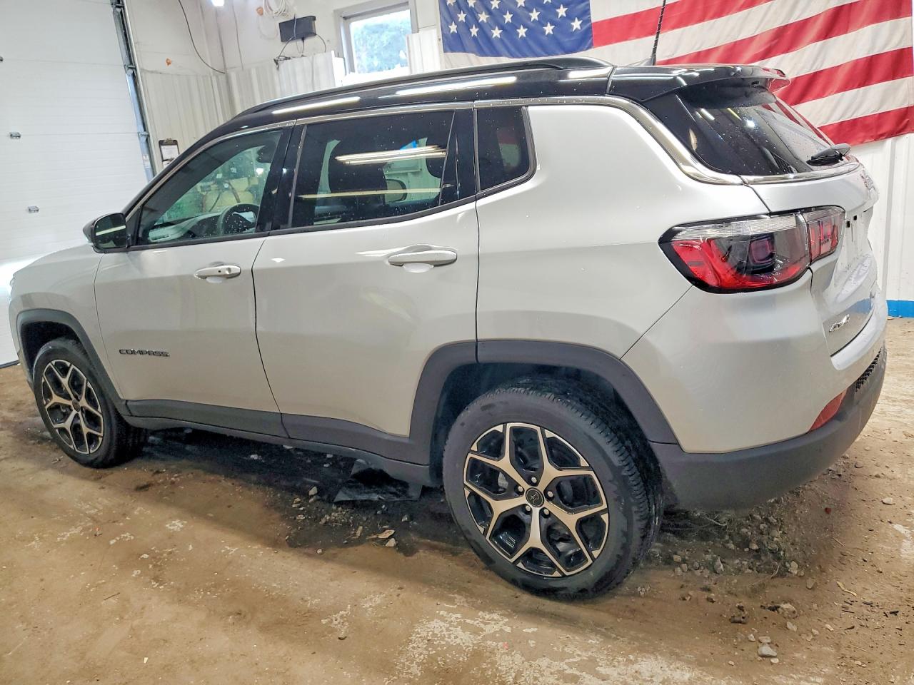 2025 JEEP COMPASS, VIN 3C4NJDCNXST580638 — Photo 2