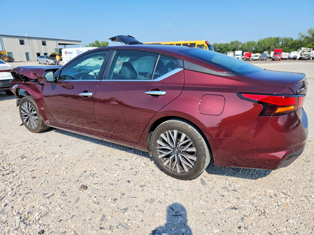 2025 NISSAN ALTIMA, VIN 1N4BL4DV7SN335118 — Photo 2
