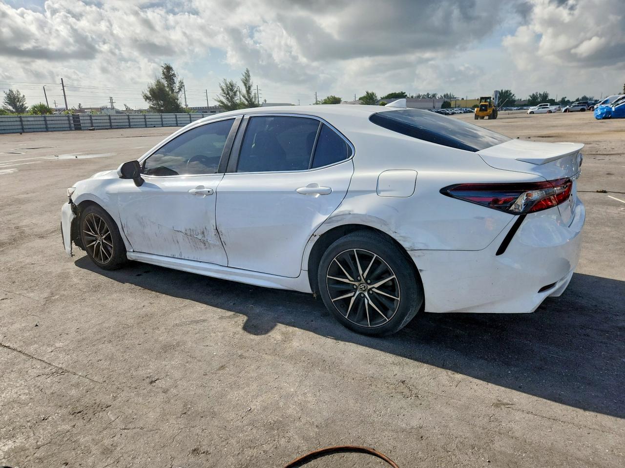 2021 TOYOTA CAMRY, VIN 4T1G11AK6MU515824 — Photo 2