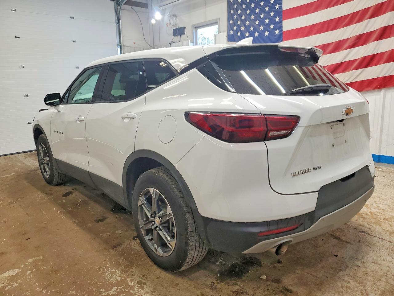 2025 CHEVROLET BLAZER, VIN 3GNKBHR41SS233511 — Photo 2
