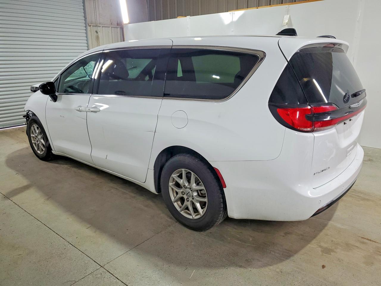2025 CHRYSLER PACIFICA, VIN 2C4RC1BG5SR526809 — Photo 2