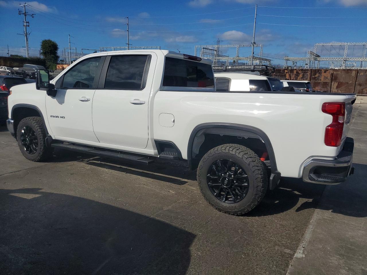 2025 CHEVROLET SILVERADO, VIN 2GC4KNEY1S1192849 — Photo 2