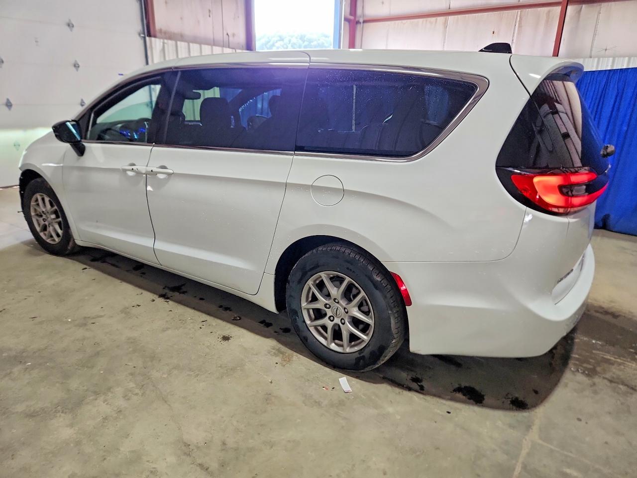 2025 CHRYSLER PACIFICA, VIN 2C4RC1BG8SR556595 — Photo 2