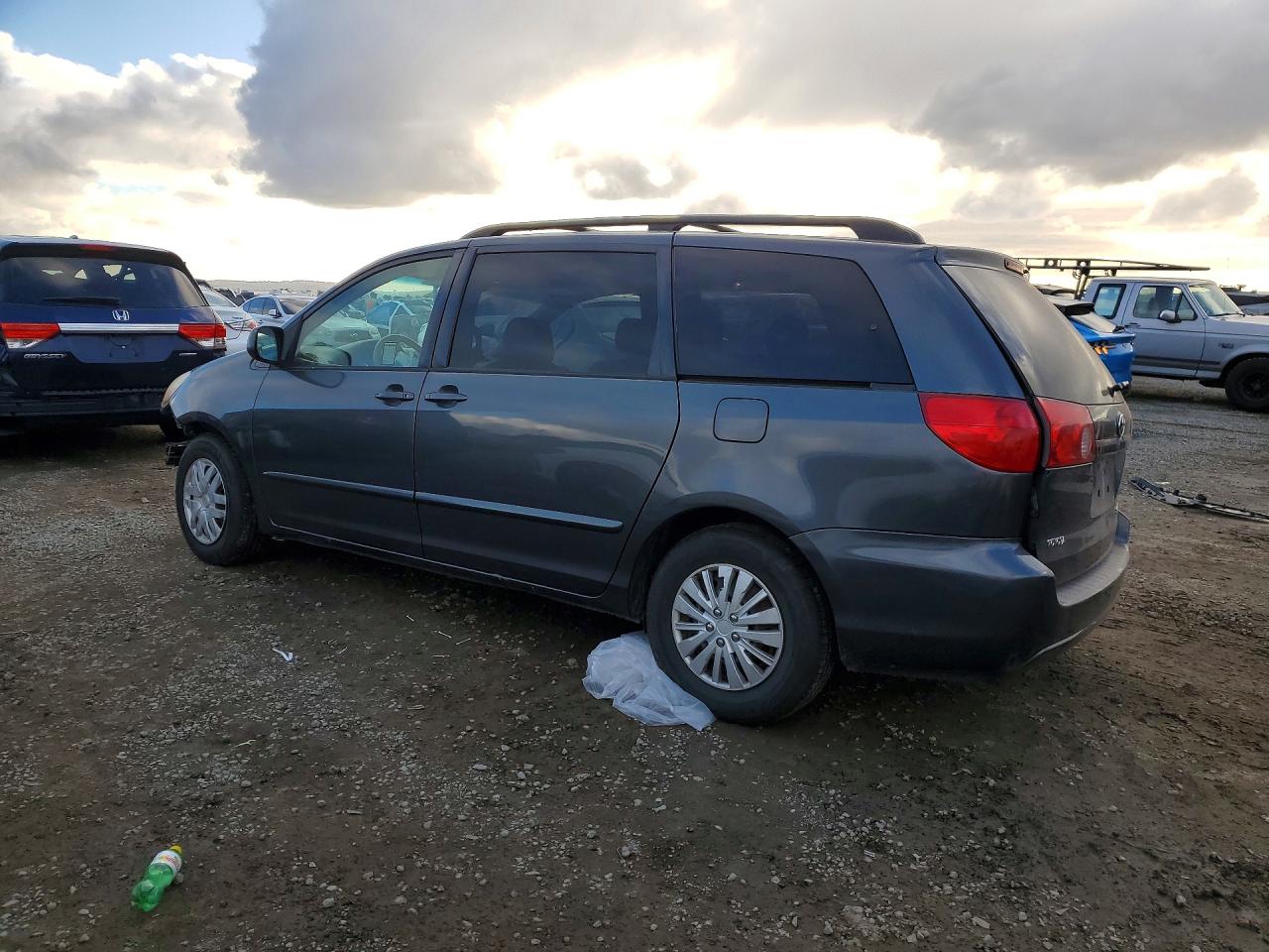 2007 TOYOTA SIENNA, VIN 5TDZK23C47S071454 — Photo 2
